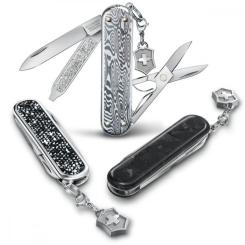 Нож Victorinox Classic SD Brilliant Carbon + брелок-лого Фото 4
